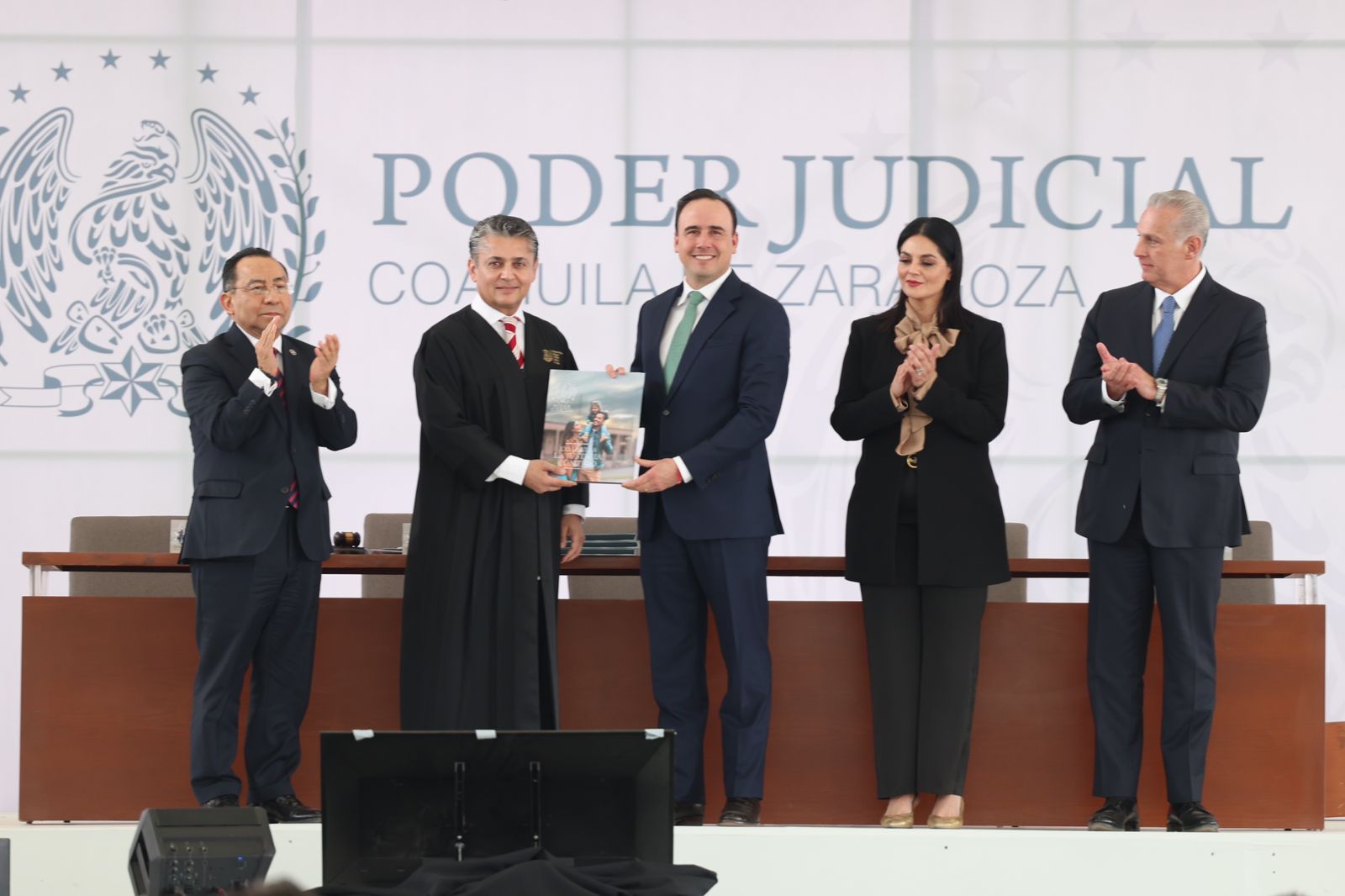002_TRABAJANDO_COORDINADOS_LOS_TRES_PODERES_DEL_ESTADO_FORTALECEMOS_A_COAHUILA-_MANOLO.jpeg