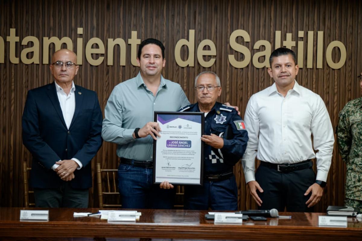 Reconoce Alcalde a policías por acto heroico al rescatar a familia de incendio