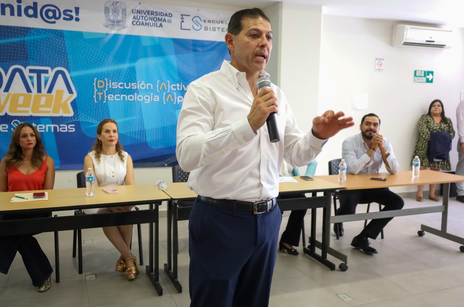 4-Entrega_de_Mobiliario_a_la_Escuela_de_Sistemas_de_UL.jpg