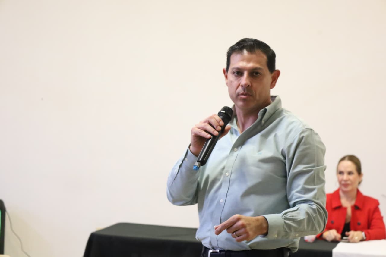 Entrega Rector de la UAdeC Equipos de Aire Acondicionado y Mobiliario a Escuela de Arquitectura Unidad Laguna