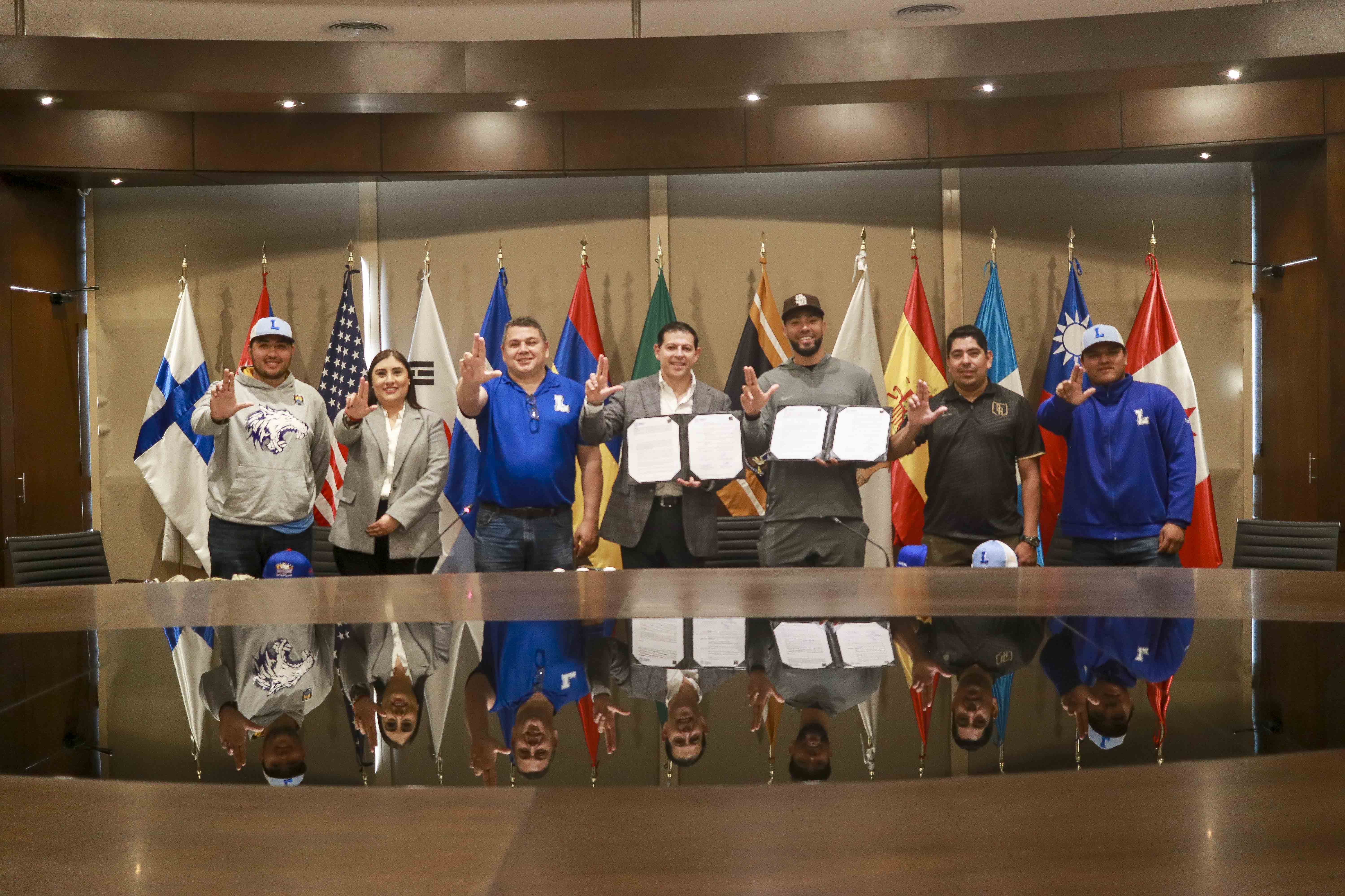 Firma_de_Convenio_UAdeC_y_Dream_House_Baseball-11.jpg