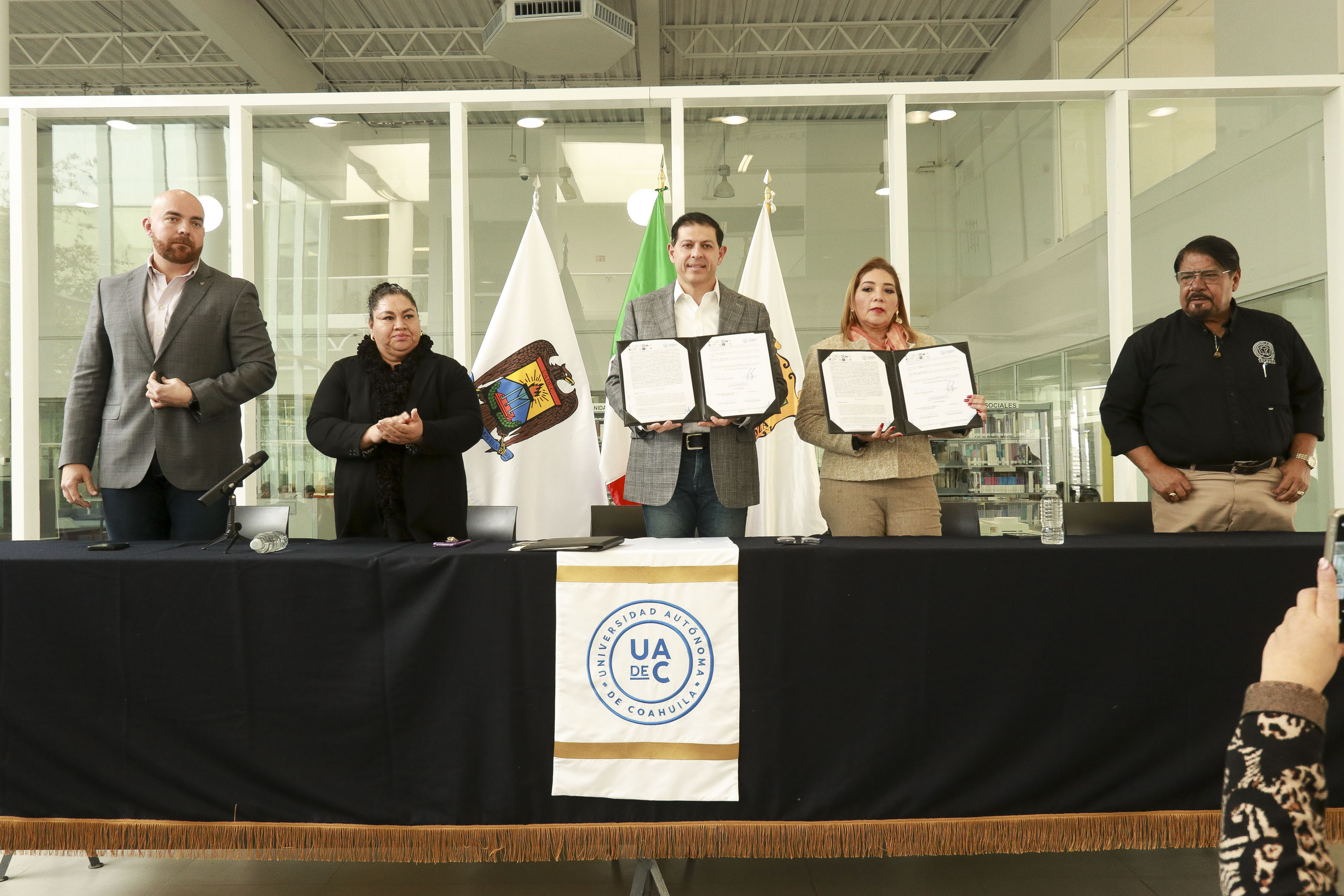 Firma_de_convenio_UAdeC-_Guarderías-4.jpg