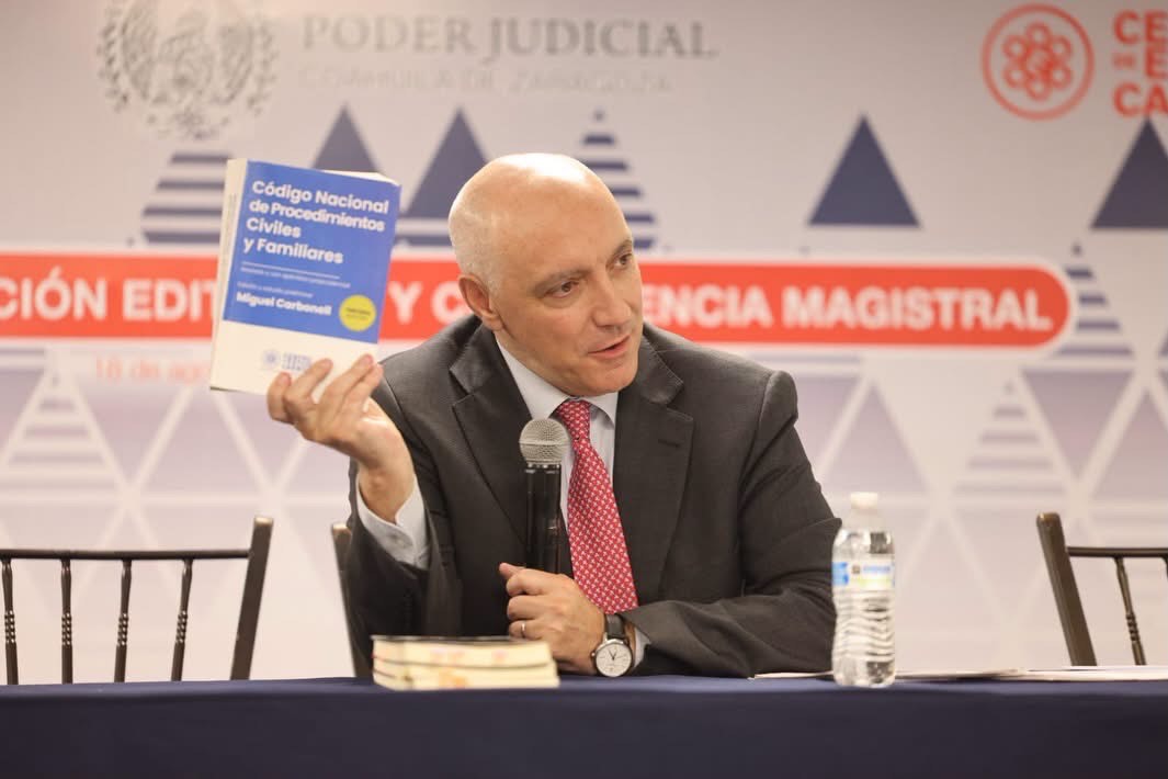 El Dr. Miguel Carbonell imparte una conferencia magistral 