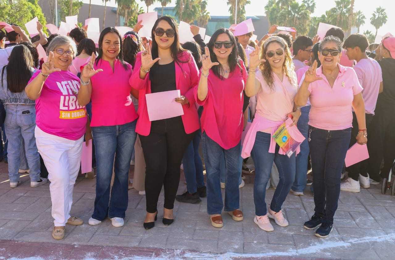 Forman Lazo Rosa Humano en la UAdeC Unidad Laguna por la Lucha Contra el Cáncer de Mama