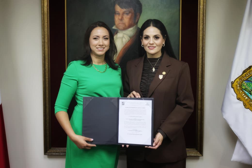 Presidenta_de_la_Junta_de_Gobierno_Luz_Elena_Morales_y_la_titular_de_la_Tesorería_Tayra_Patricia_Salcido_Chávez.jpeg