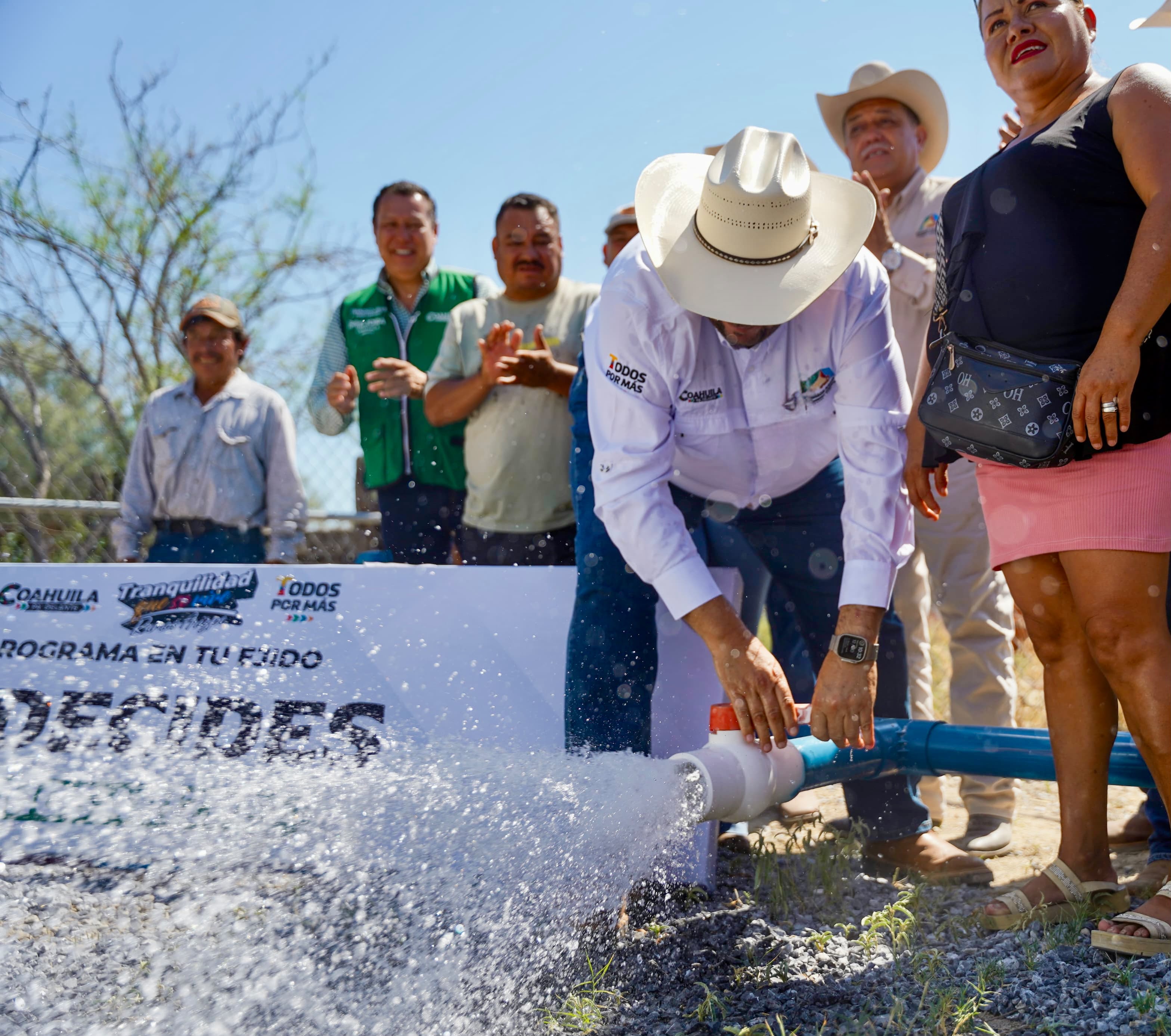 Entrega Tomás Gutiérrez nuevo equipamiento de pozo de agua en La Leona