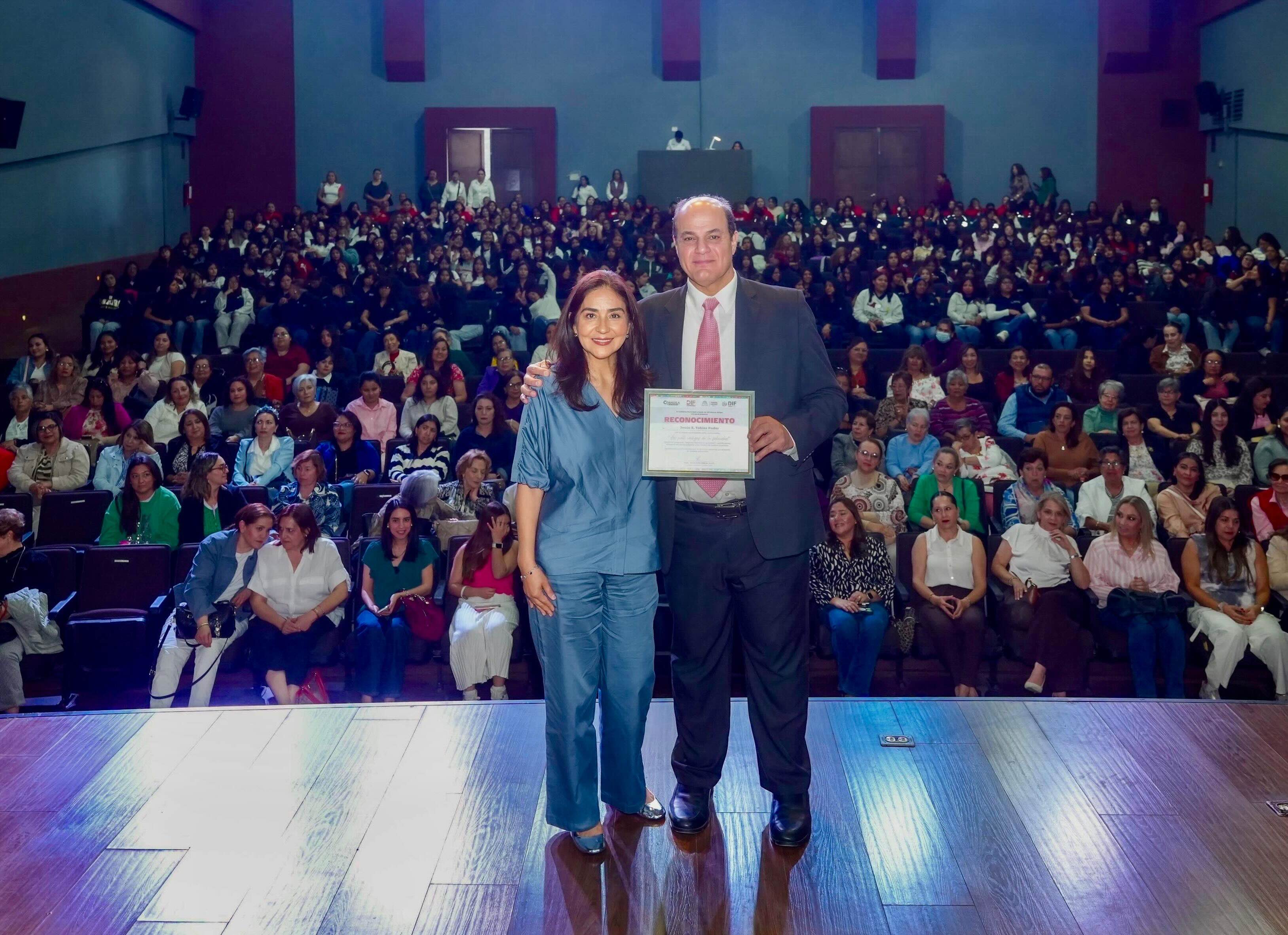 500 mujeres participan en conferencia "Los siete códigos de la felicidad" en Ramos Arizpe
