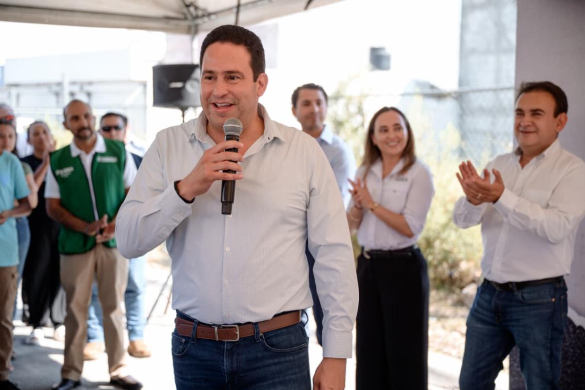 Entrega Javier Díaz puente peatonal en Emilio Arizpe de la Maza
