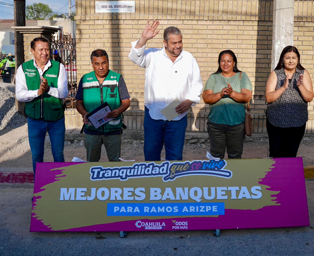Con el apoyo de Manolo Jiménez avanza "Todos por Más Banquetas" en Ramos Arizpe